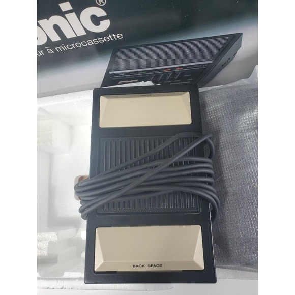 Panasonic RR-930 Microcassette Transcriber With pedal + 9 Philips Mini Cassettes - Picture 3 of 7